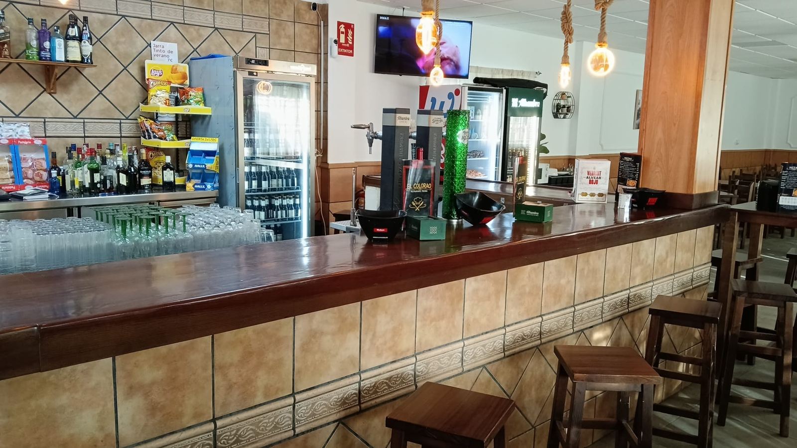 La barra de madera de El Colorao, con los grifos de cerveza y las neveras