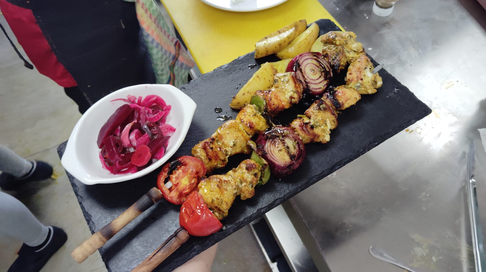 Brochetas a la brasa con cebolla, tomate y patatas