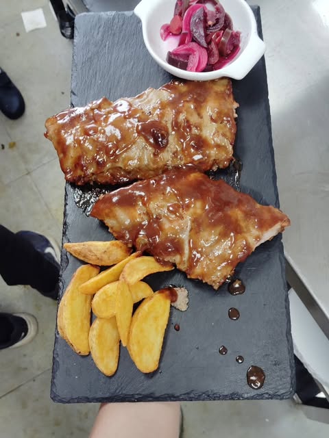 Costillas BBQ con patatas gajo y encurtidos