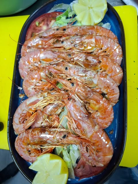 Fuente de gambones frescos a la plancha con limón