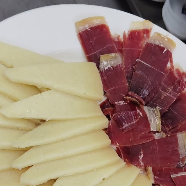 Plato de queso curado y jamón de pata negra
