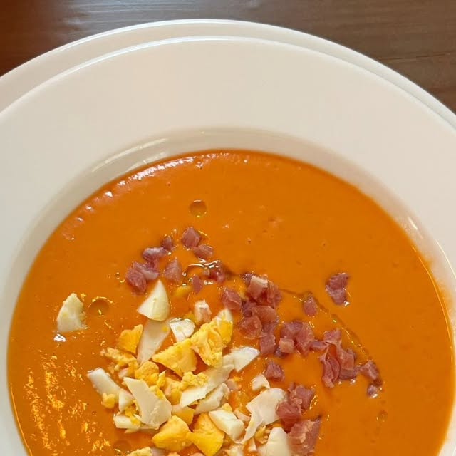 Salmorejo con huevo cocido y jamón ibérico