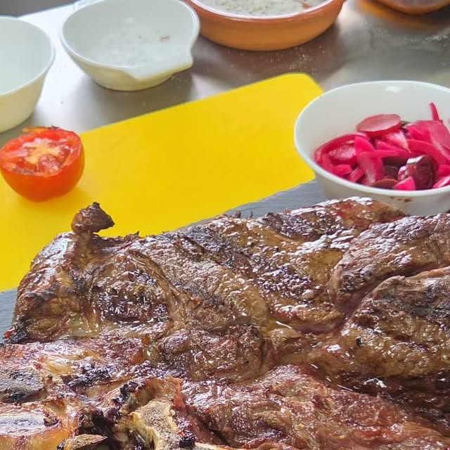 Chuletón Tomahawk a la brasa sobre pizarra