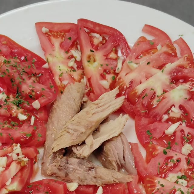 Tomate aliñado con melva canutera