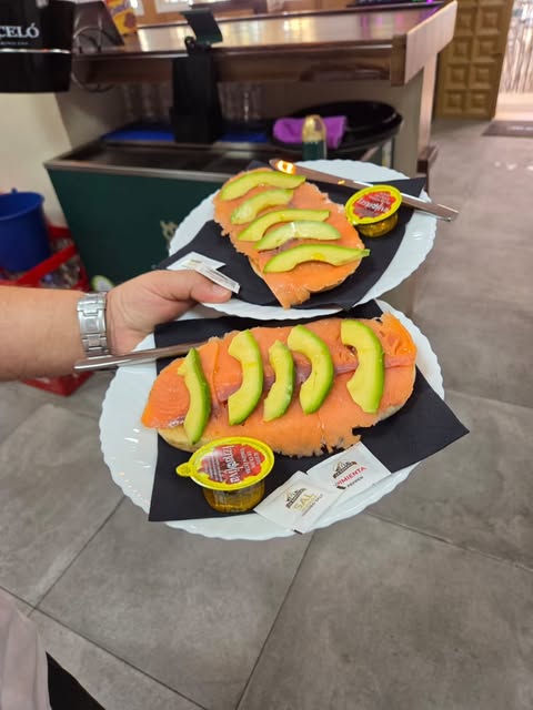 Tostadas de salmón ahumado y aguacate